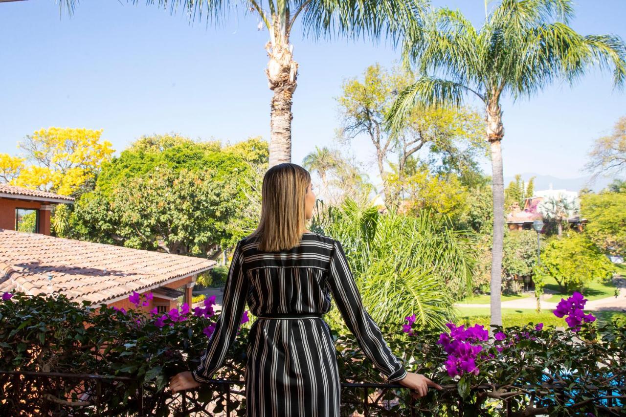 Hosteria Las Quintas Hotel Restaurante Bar Cuernavaca Exterior photo A woman in a dress