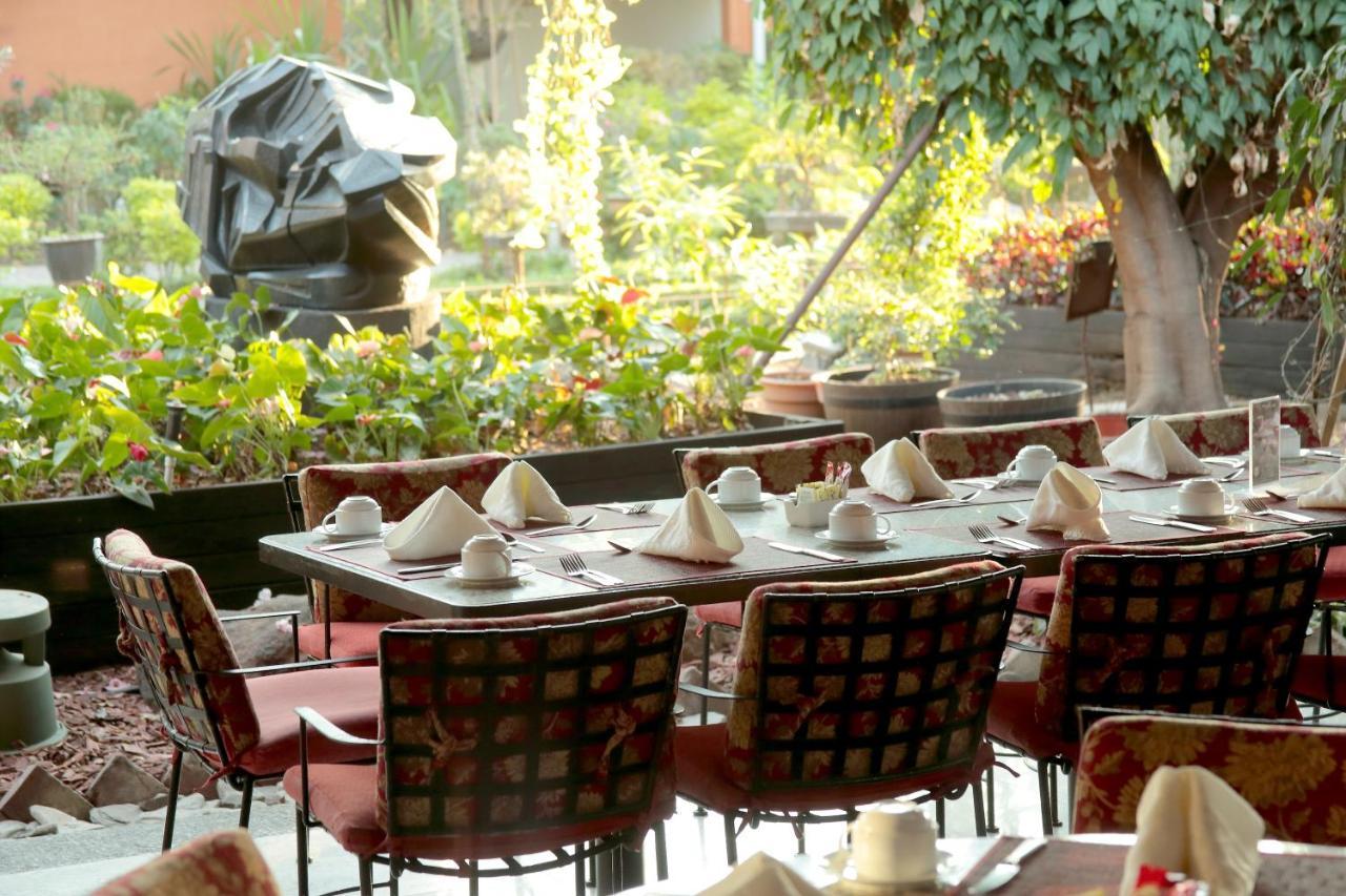 Hosteria Las Quintas Hotel Restaurante Bar Cuernavaca Exterior photo The restaurant's patio