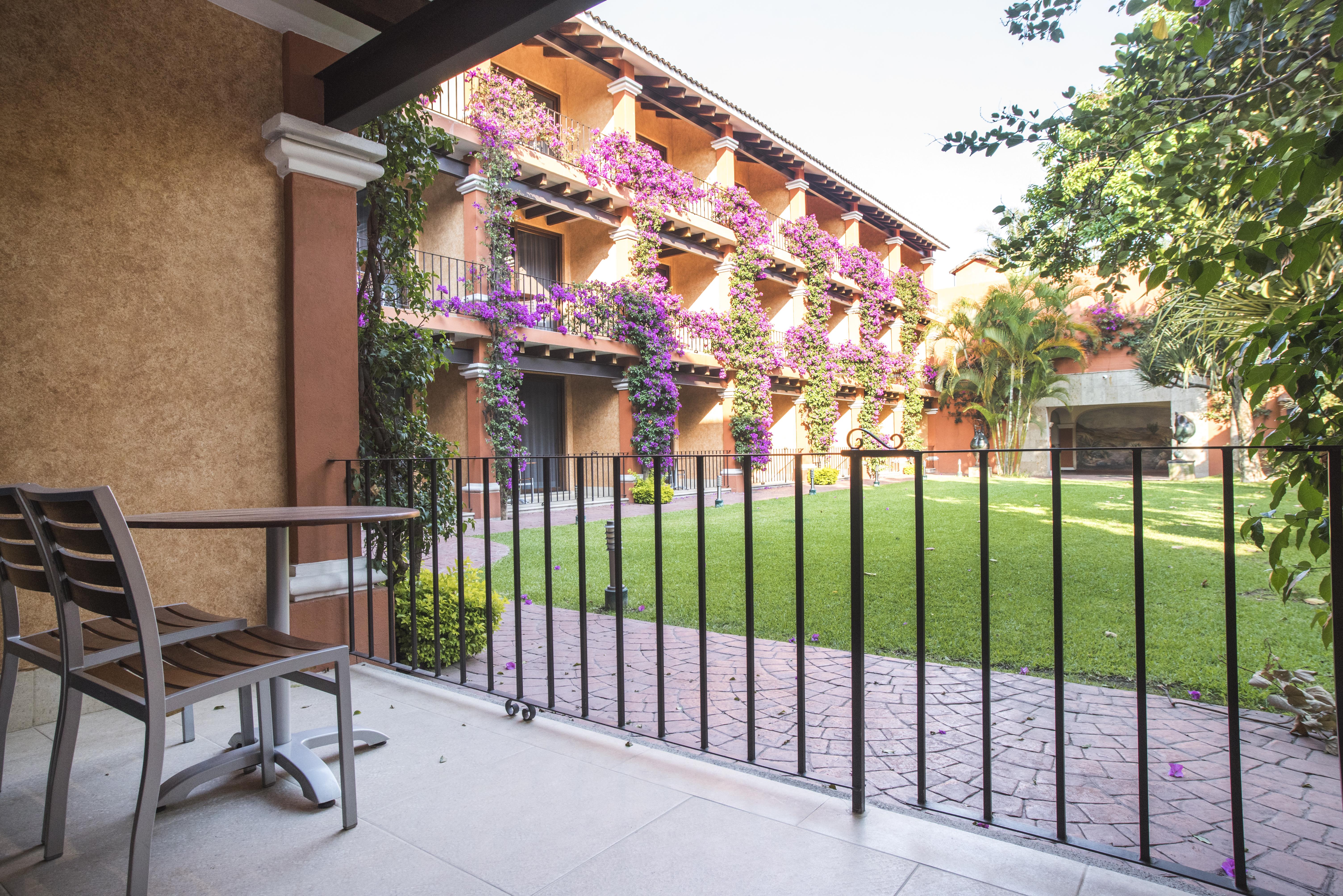 Hosteria Las Quintas Hotel Restaurante Bar Cuernavaca Exterior photo A balcony at the hotel