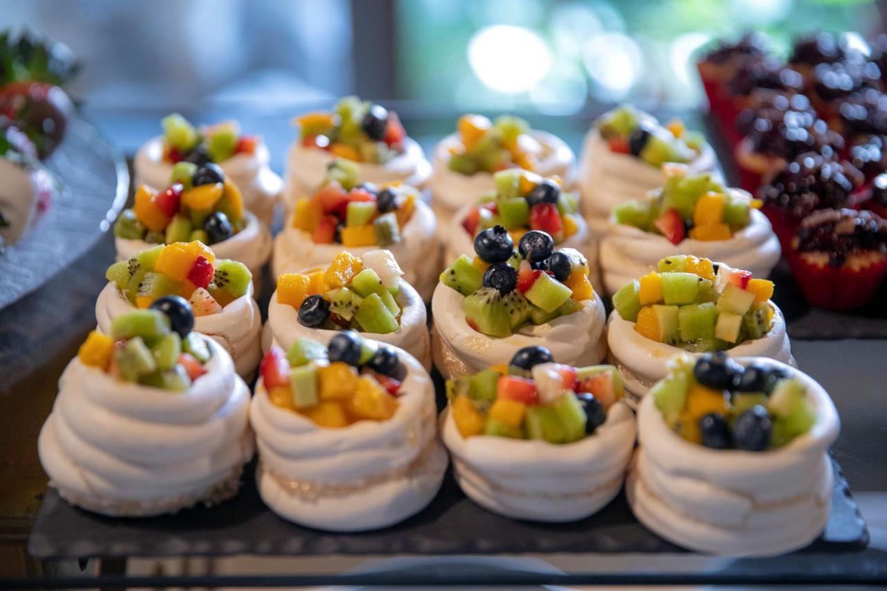 Hosteria Las Quintas Hotel Restaurante Bar Cuernavaca Exterior photo Fruit meringue nests